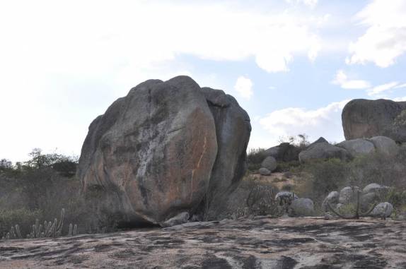 Pedra em formato do órgão genital feminino no Lajedo Sítio Bravo, na região de Cabaceiras - PB